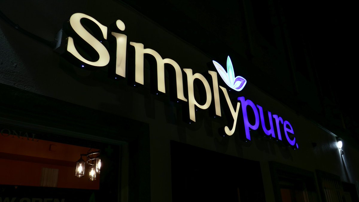 SimplyPureMJ's tweet photo. 🌃💨🕯️Simply Pure stays open 'til midnight every Thursday, Friday and Saturday, Purests (last check-in at 11:50pm)! Ask us about our PM Prerolls special after 10pm!🕯️💨🌃
#Denver #dispensary #cannabis #WomanOwned #VeteranOwned #BlackOwned #weekend #CannabisCommunity #IAmAPurest💚 https://t.co/0PXDtcG2s5