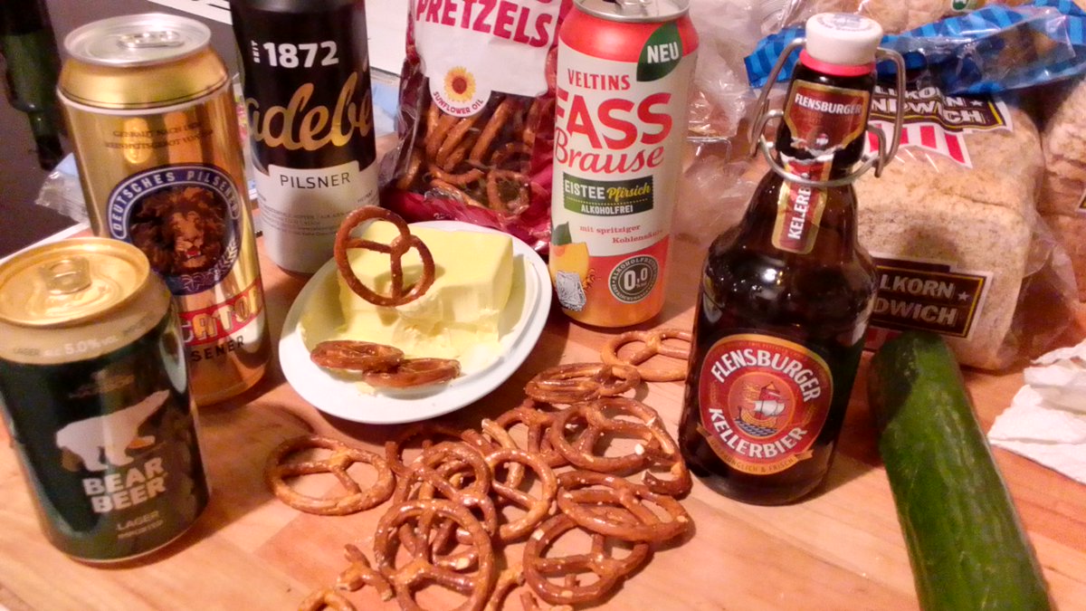 Daniel67786787's tweet photo. #OFaztIs 
 A Brezn muß sein zwischendurch.  #SchleFaZ #Bierfest #Bier #Brezn #SchleFaZ 🎶🥳🍻🍺 #BeerHappy #Biertest #Beerfest #BeerFist  #HerrSchniedelwichsen #BeerFirst #BeerThurst https://t.co/KRpYKVf809