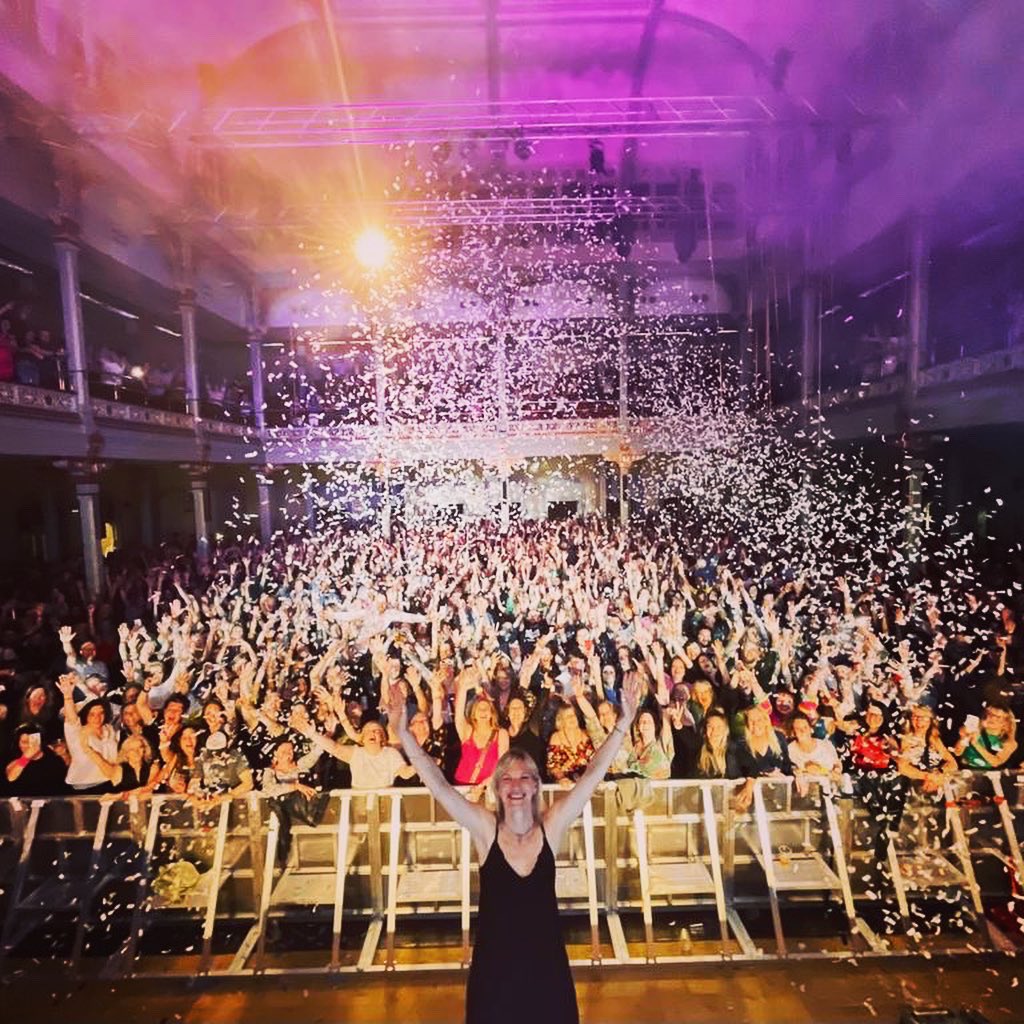 jowhiley's tweet photo. FANTASTIC @90santhems show tonight 🙌💫🌟
I’ve never been to Scarborough before - amazing town and amazing people. Am definitely coming back! Thanks all for singing loudly and dancing wildly - you were a beautiful sight. I hope you had fun 💙

Tough act to follow Elvis though.. https://t.co/bLg97sSMpU