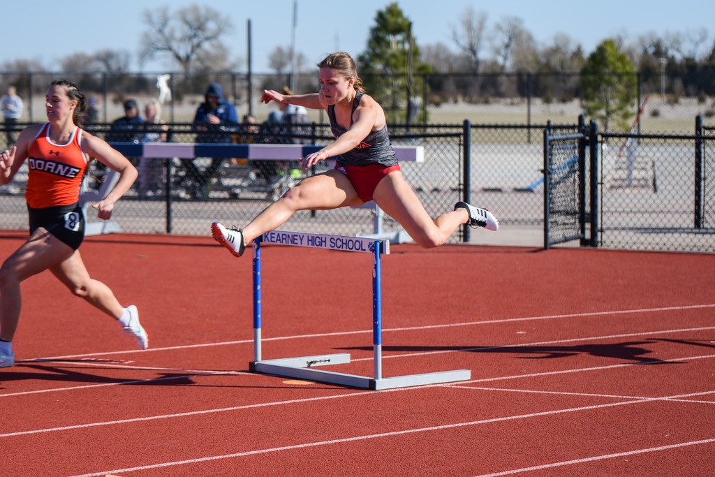 𝒦𝒾𝓅 𝒥𝒶𝓃𝓋𝓇𝒾𝓃 𝐼𝓃𝓋𝒾𝓉𝒶𝓉𝒾𝑜𝓃𝒶𝓁

With a third place finish, Senior Vanessa Gunderson 𝙨𝙝𝙖𝙩𝙩𝙚𝙧𝙨 her personal best in the 400m Hurdles with a time of 1:04.91.  A time that places her at 🔟th in program history‼️

#OmahaTFXC | ⚫️🔴🐮