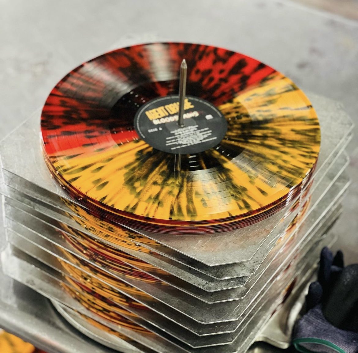 MicroforumVinyl's tweet photo. Some BTS of one of our more recent special effect records for Agent Orange! #behindthescenes #vinyl #recordpressing #splattereffect https://t.co/Y7HfTzz0X8