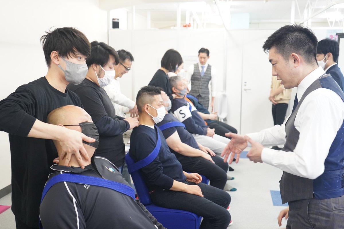 maeda_chiro's tweet photo. 今月のCSセミナー、CLセミナーのトピックは下部頚椎です👨‍🏫

当スクールが教えるカイロプラクティックでは椅子に座ったままアジャストメントを行います🦴

#シオカワスクール
#講師
#前田一真 https://t.co/MKkmsshkjR