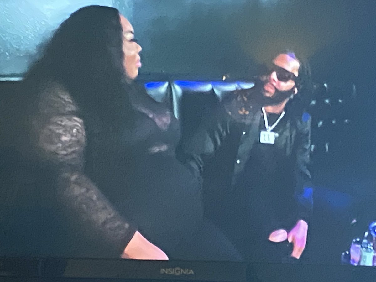 HIDK1647's tweet photo. Someone tell me cause I do not understand. What is the point of going to the club if all you are gonna do is sit in solitude the whole time?! You can do that at home for free! 🤔 #LoveAfterLockup https://t.co/TXFQsjefxC