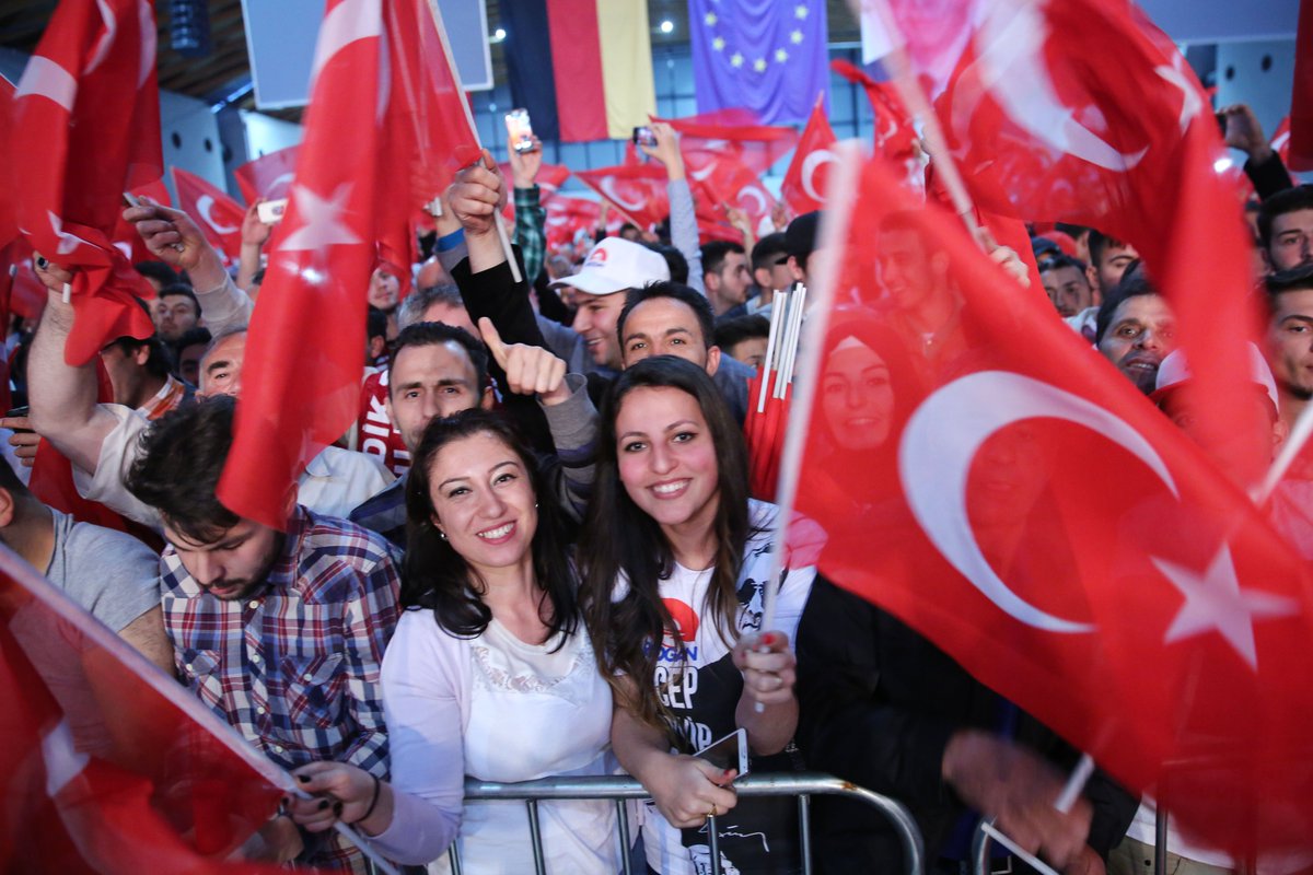 Yurt dışında yaşayan aziz vatandaşlarım

Önceki iktidar sahipleri yıllarca sizleri görmezden geldi, sadece döviz ihtiyacı olduğunda sizi hatırladı.

Biz ise her sıkıntınızda yanınızda olduk, pek çok sorununuzu çözdük, haklarınızı teslim ettik.

Peki bundan sonra ne yapacağız?