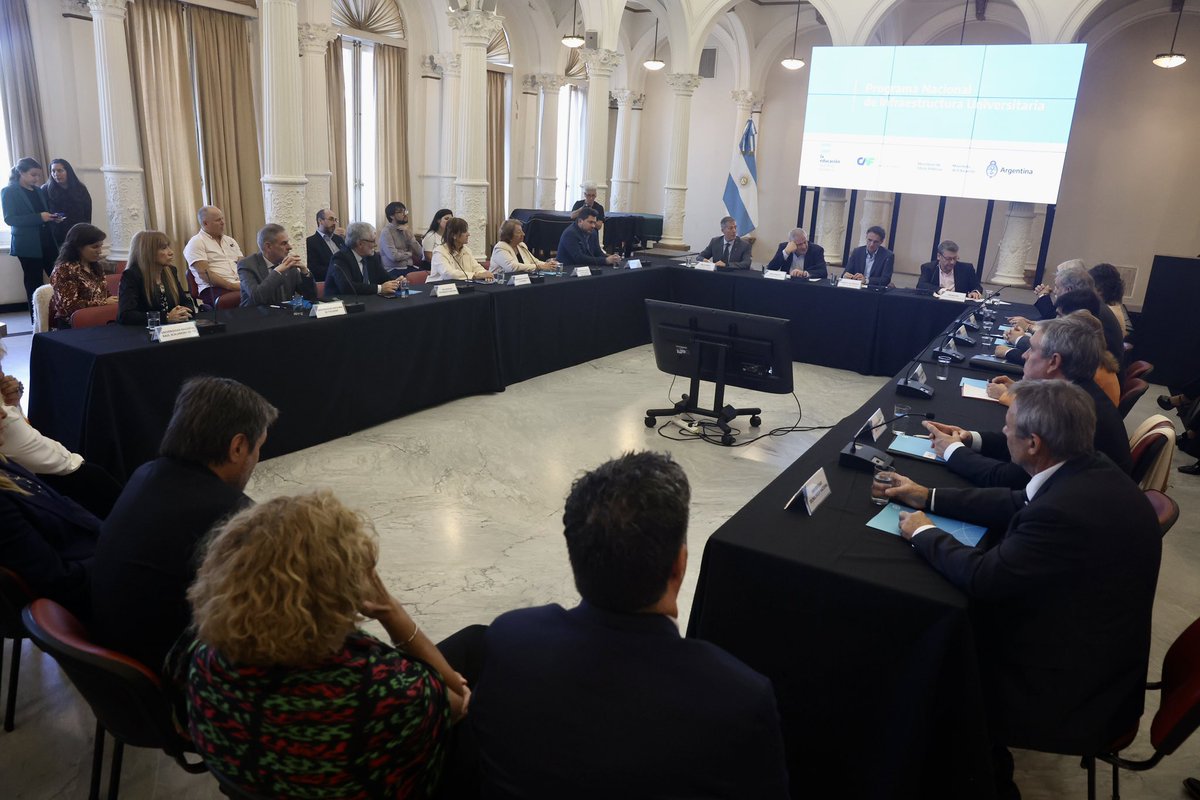 jaimeperczyk's tweet photo. Hoy junto con @gkatopodis firmamos convenios con más de diez universidades nacionales para la construcción de aulas, laboratorios y bibliotecas en el marco de la segunda etapa del Programa Nacional de Infraestructura Universitaria que contempla la realización de más de 160 obras. https://t.co/BDFbfuOrUA