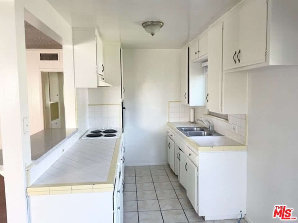 PreshaProps's tweet photo. Inglewood building w/ upgraded granite counters, tile &amp; stainless-steel stove. Central AC, Storage &amp; 2 Parking Spots. Living Room &amp; Dining Area. Rent now! 
Miles Presha
The Presha Properties Team/ Forward Inglewood
(323) 559 - 9362
Miles@PreshaProperties.com
#RealEstate #SouthLA https://t.co/kffScUyukg