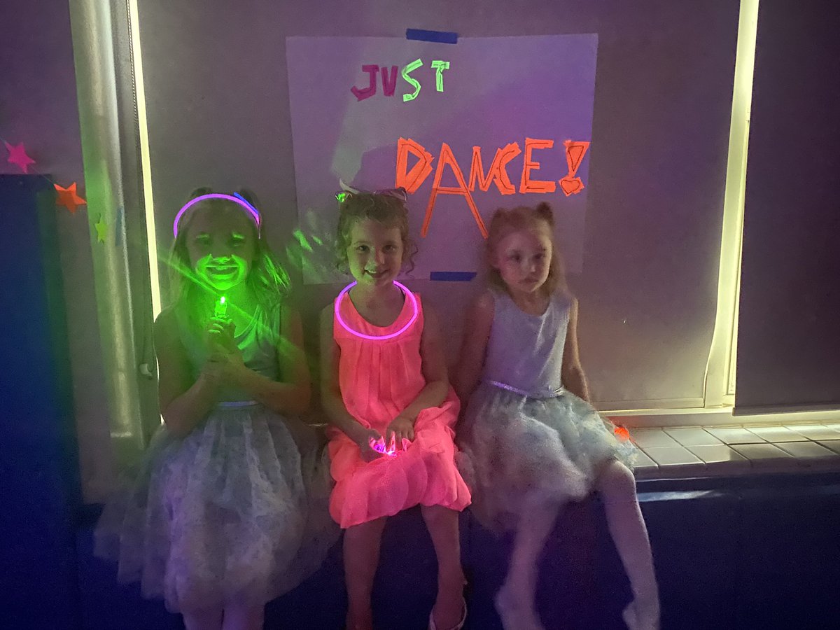 GigliottiVince's tweet photo. PTA Glow Dance. What a fun event. Thank you Angell PTA. #berkleydifference #angellisallthat https://t.co/6AuS3i2Nhu
