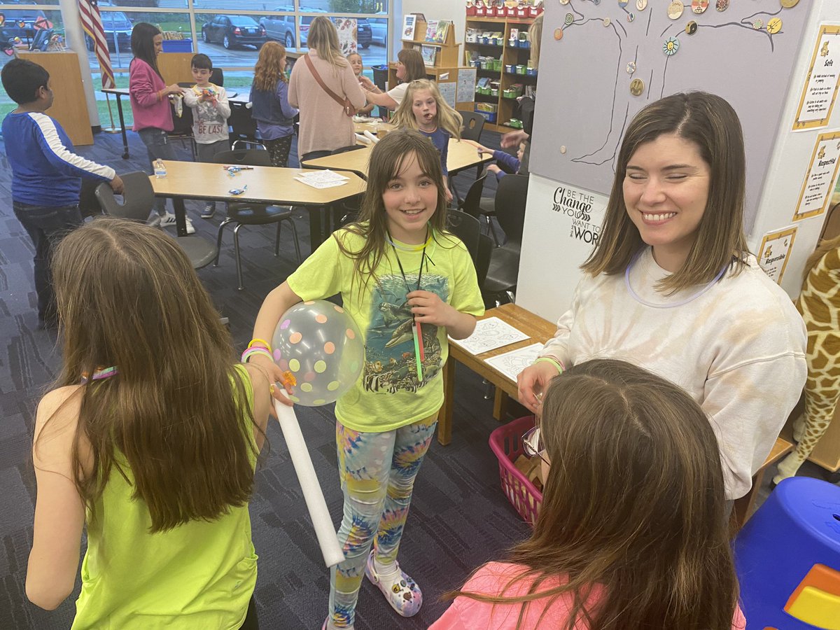 GigliottiVince's tweet photo. PTA Glow Dance. What a fun event. Thank you Angell PTA. #berkleydifference #angellisallthat https://t.co/6AuS3i2Nhu