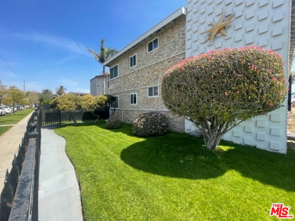PreshaProps's tweet photo. Inglewood building w/ upgraded granite counters, tile &amp; stainless-steel stove. Central AC, Storage &amp; 2 Parking Spots. Living Room &amp; Dining Area. Rent now! 
Miles Presha
The Presha Properties Team/ Forward Inglewood
(323) 559 - 9362
Miles@PreshaProperties.com
#RealEstate #SouthLA https://t.co/kffScUyukg