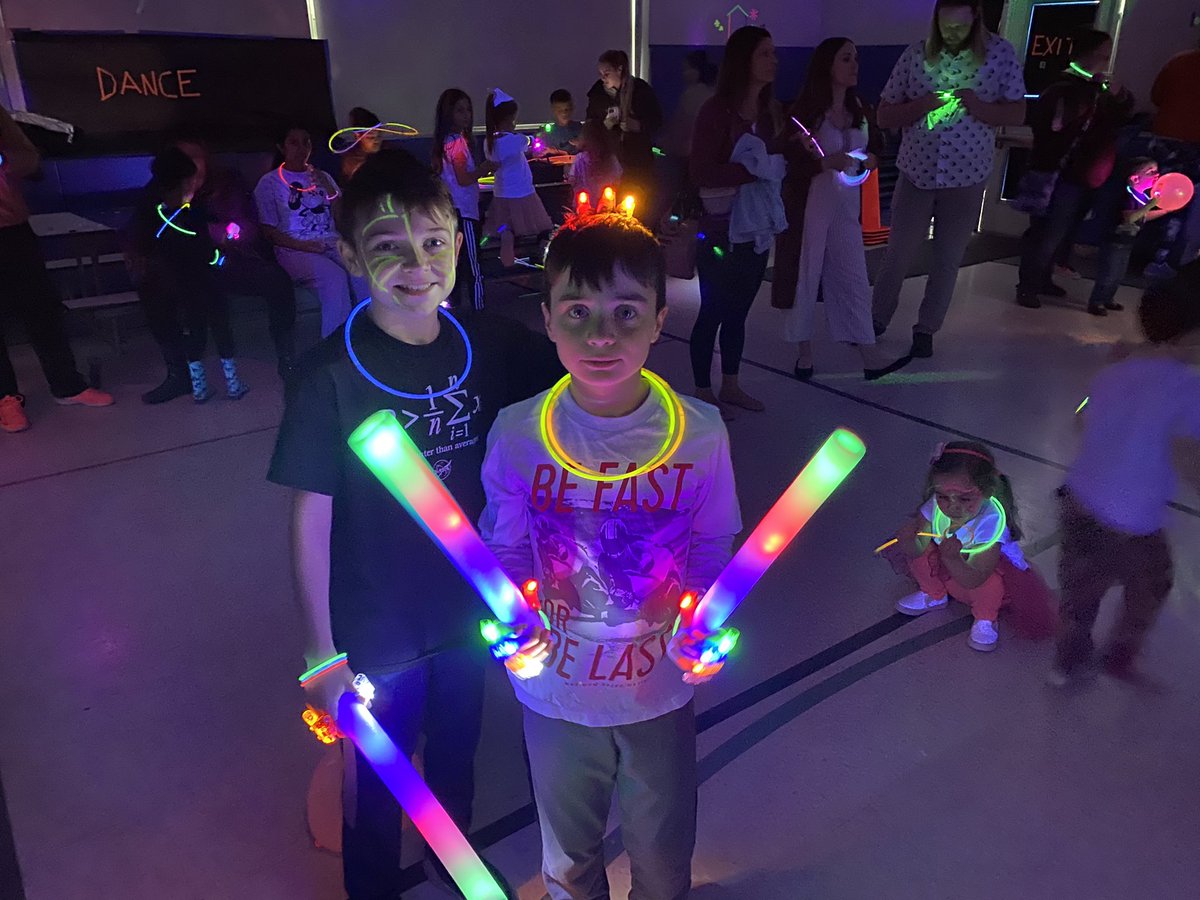 GigliottiVince's tweet photo. PTA Glow Dance. What a fun event. Thank you Angell PTA. #berkleydifference #angellisallthat https://t.co/D4A00tkwdD