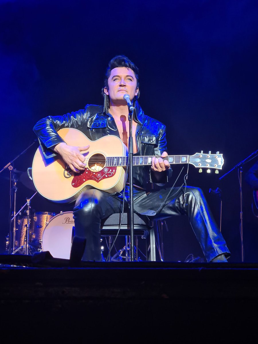 Corrine0392's tweet photo. Just got home from 2nd night of watching the amazing @BenPortsmouth1 The Worlds best 🥰3 years and 20 shows it has taken but tonight my mum and I finally got middle front row seats 😍 literally cannot put into words how amazing it was 🥰 Now to wait for Chelmsford next Thursday!x https://t.co/ER78dYzeH3