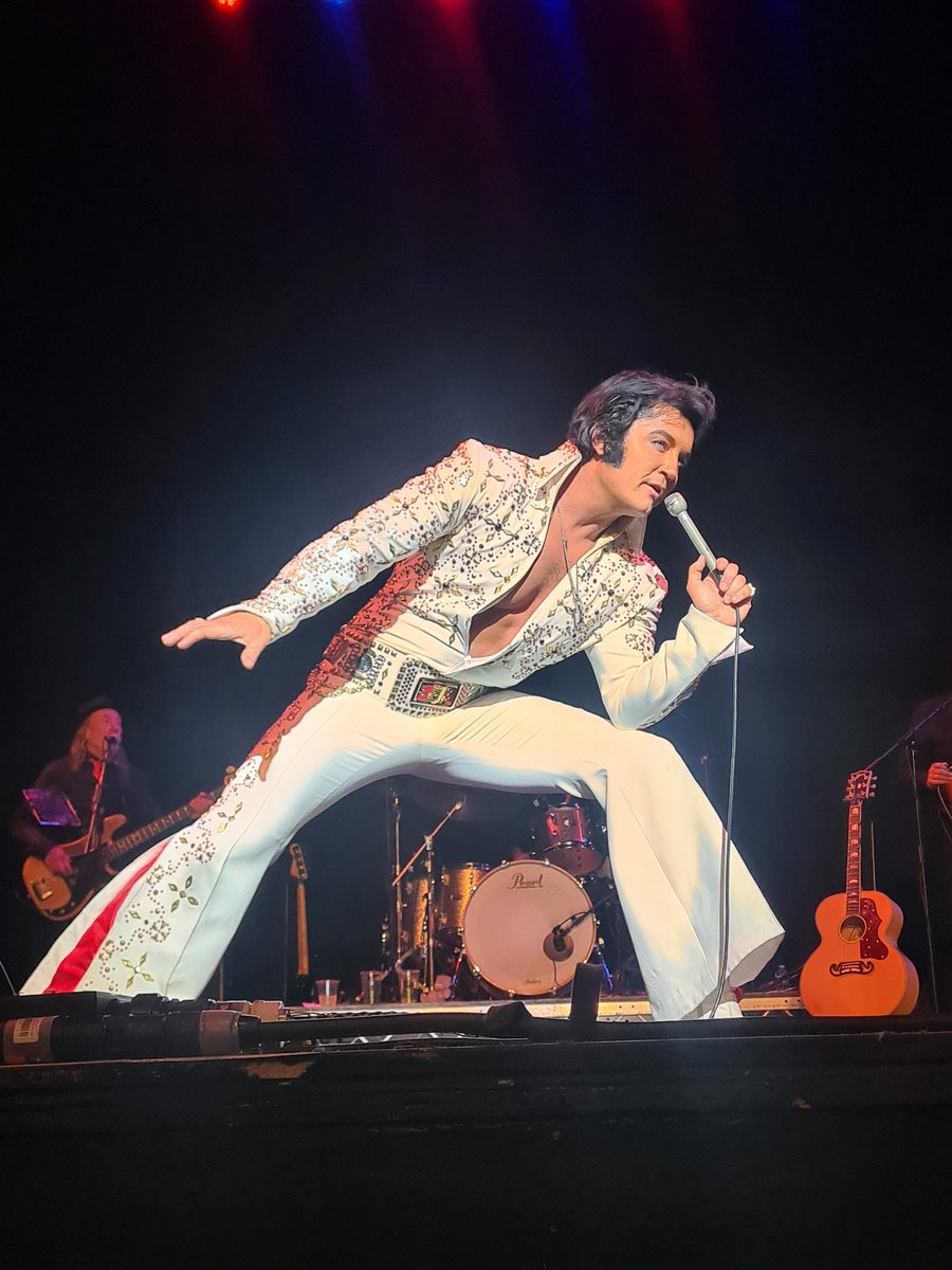 Corrine0392's tweet photo. Just got home from 2nd night of watching the amazing @BenPortsmouth1 The Worlds best 🥰3 years and 20 shows it has taken but tonight my mum and I finally got middle front row seats 😍 literally cannot put into words how amazing it was 🥰 Now to wait for Chelmsford next Thursday!x https://t.co/ER78dYzeH3