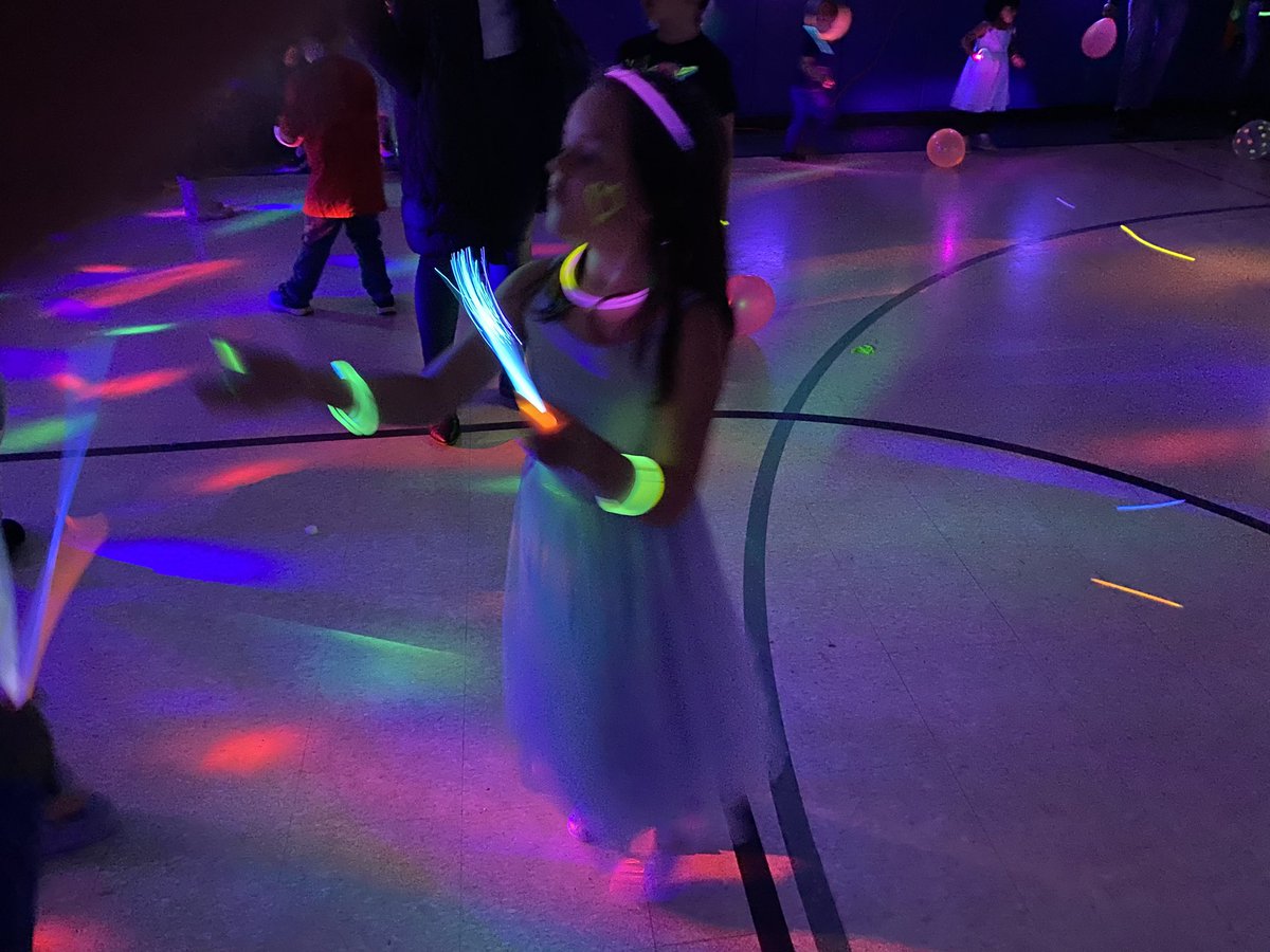 GigliottiVince's tweet photo. PTA Glow Dance. What a fun event. Thank you Angell PTA. #berkleydifference #angellisallthat https://t.co/wfWaWA7tWz