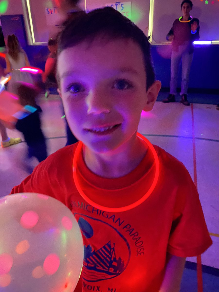 GigliottiVince's tweet photo. PTA Glow Dance. What a fun event. Thank you Angell PTA. #berkleydifference #angellisallthat https://t.co/wfWaWA7tWz