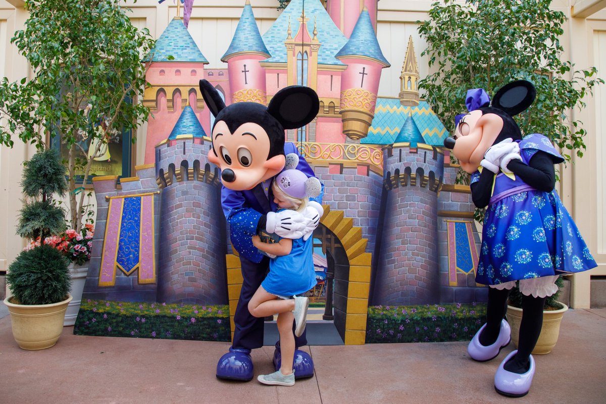 DisneyParks's tweet photo. We’re celebrating #WorldWishDay and 40+ years of granting wishes with @MakeAWish by dedicating three windows on Main Street, U.S.A. at @Disneyland park to Make-A-Wish. 🌟 Learn more about this special dedication: https://t.co/MtogrYgnih #DisneyWishes https://t.co/gsBX3vdyMP
