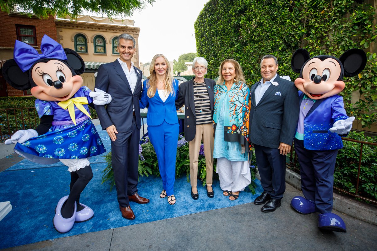 DisneyParks's tweet photo. We’re celebrating #WorldWishDay and 40+ years of granting wishes with @MakeAWish by dedicating three windows on Main Street, U.S.A. at @Disneyland park to Make-A-Wish. 🌟 Learn more about this special dedication: https://t.co/MtogrYgnih #DisneyWishes https://t.co/gsBX3vdyMP