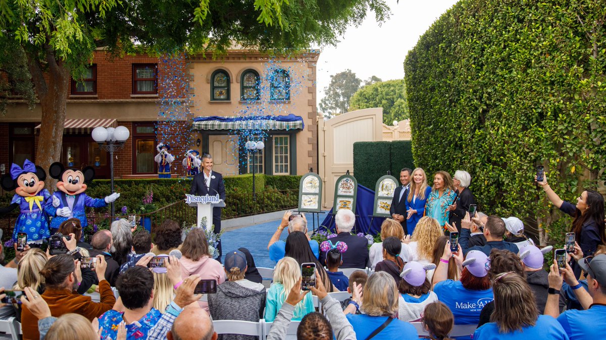 We’re celebrating #WorldWishDay and 40+ years of granting wishes with @MakeAWish by dedicating three windows on Main Street, U.S.A. at @Disneyland park to Make-A-Wish. 🌟 Learn more about this special dedication: di.sn/6019OVW29 #DisneyWishes