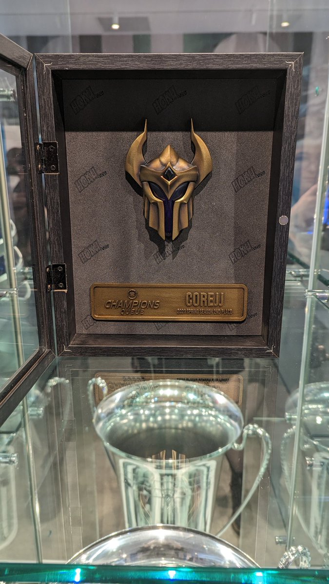 Hokuprops's tweet image. Just dropped off @alwaysplanahea1 1st place and @TLCoreJJ 2nd place prizes for #leaguechampionsqueue #pathtolcs . Thanks to @BenBenZieper for the tour of @TeamLiquid's incredible HQ. Big thanks to @Whoopley for working with us to make these prizes possible
