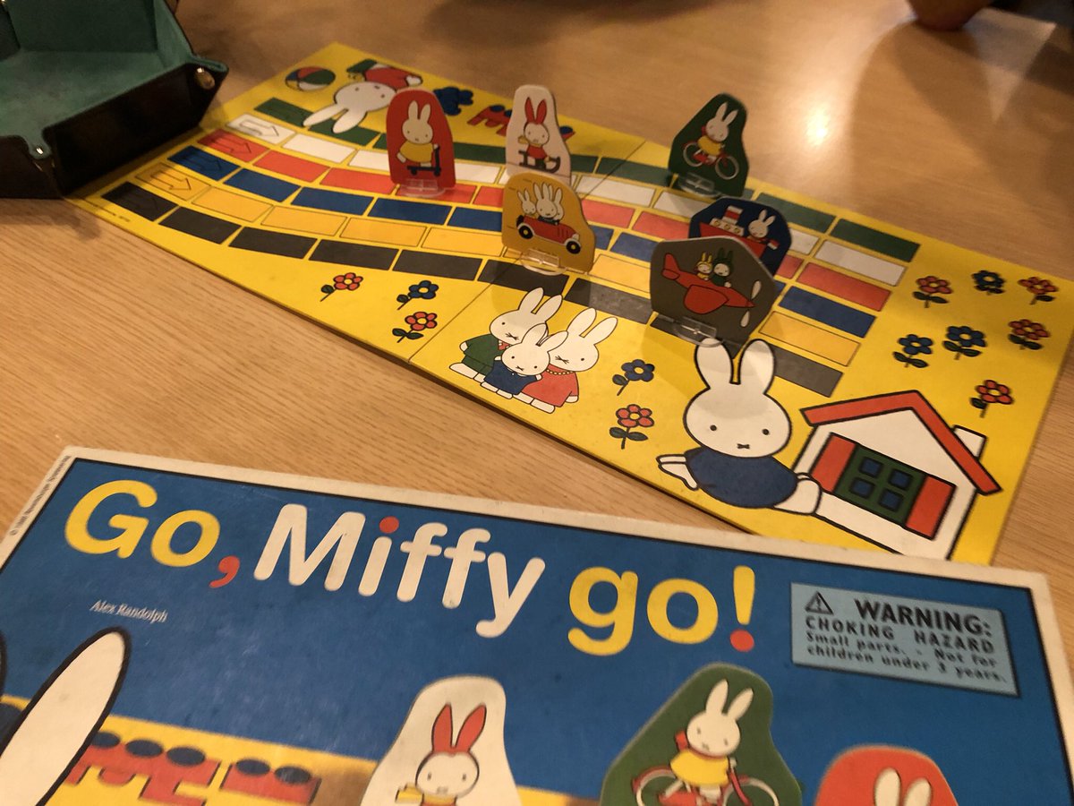 kimnii_game's tweet photo. Go, Miffy Go!
『テンポかたつむり』のミッフィー版。
色ダイス2個振って出た色を進めて、どの色でもいいのでゴールさせた人の勝利。
テンポかたつむりをやったことなかったのだけど、こういうゲームだったのね。
プレイ前に子供心がないとダメと念押しされ、全員童心に帰って白熱。🤣
#alex100 https://t.co/dqv8WqXz2T