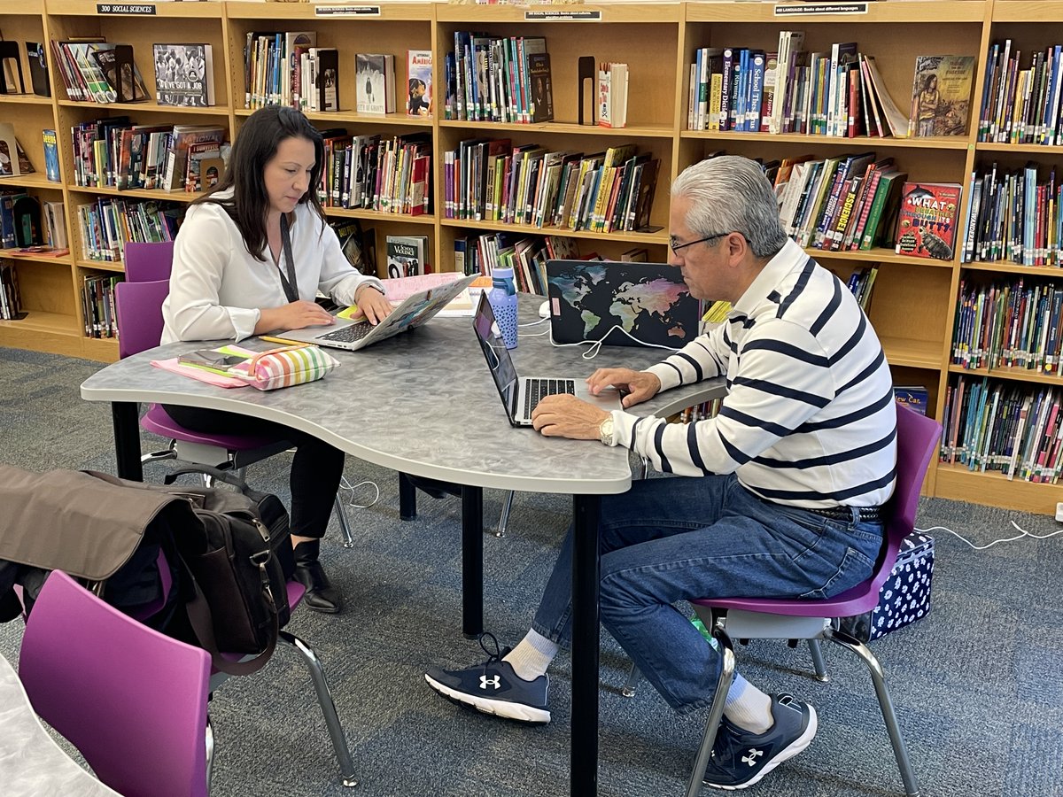 jomassoth's tweet photo. 8th Grade Dual Lang. Science Teachers from @MBPollard and @ChathamMiddle collaborate to create Bridge to English EOG prep study guides. #OneChatham #CCSDualLanguage https://t.co/LEAorZZemO