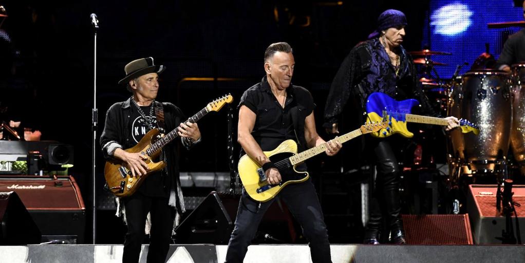 Springsteen bot tweet media