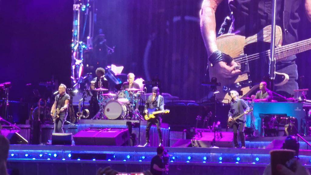 TheDannyLarkin's tweet photo. @springsteen so it begins #theboss #europe @pjenningseire @DecMurphy1 https://t.co/HJYkb7IIqr