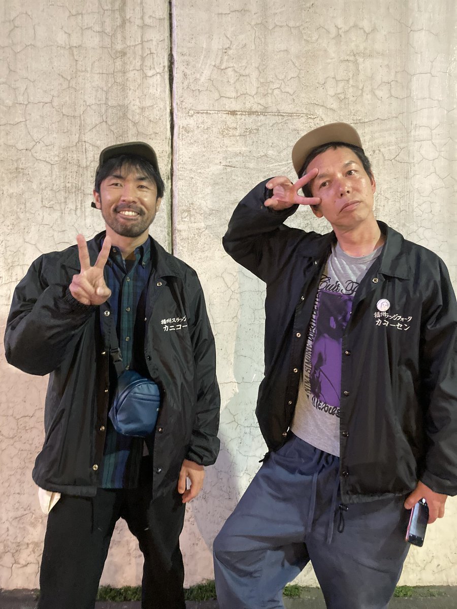 ozounirecords's tweet photo. カニコーセン（@kanikoosen ）とそのファンの人です。カニさん今日は三軒茶屋の野外でワンマンですって〜🦀 https://t.co/1PnAapGrBi