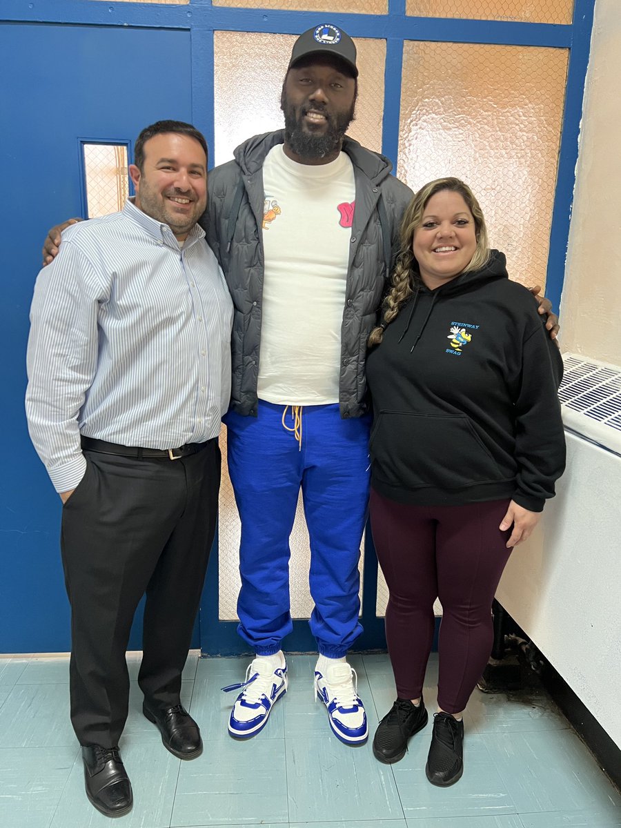 #SteinwayShoutOut to NFL star @mowilkerson who visited our school for career day. He shared insights into his career & taught us to never give up. He stressed the importance of education & hard work. Thanks for inspiring our students, Mo! #SteinwaySWAG #Team84 #CareerDay 🔵🟡
