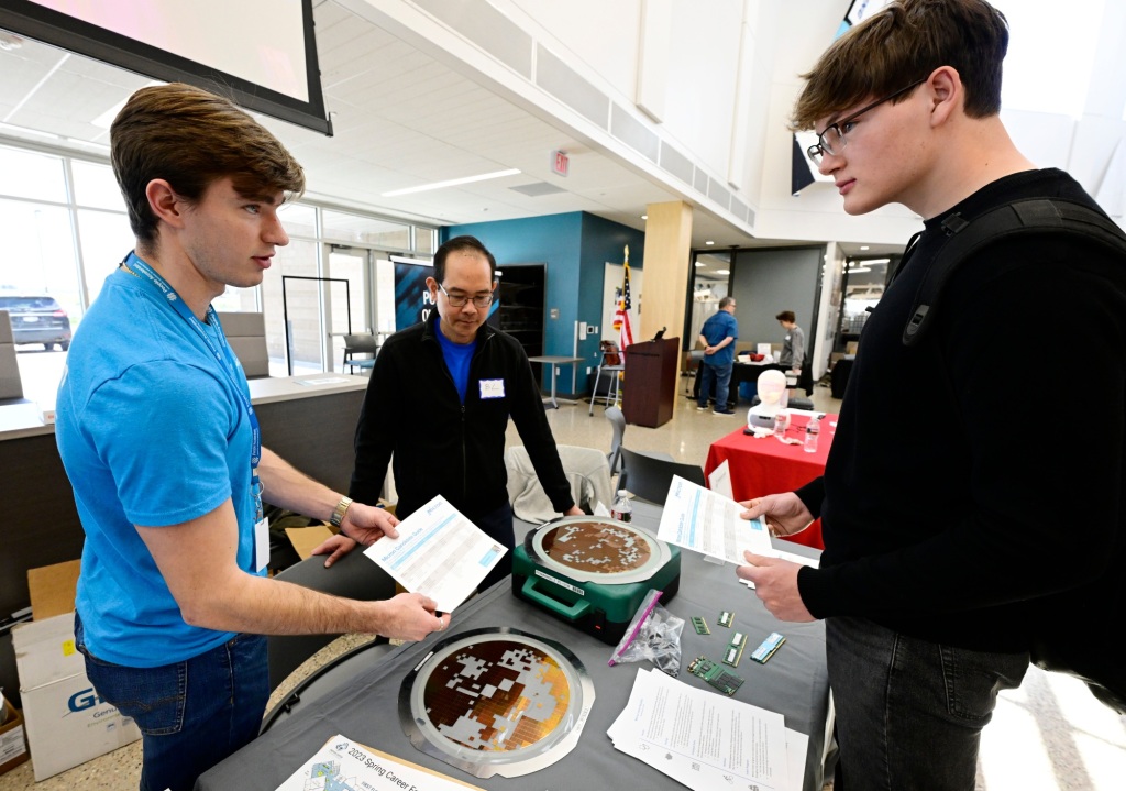 TimesCall's tweet photo. High school students make connections at SVVSD career fair https://t.co/QAajHSDdcK https://t.co/Qa36ViwQO1