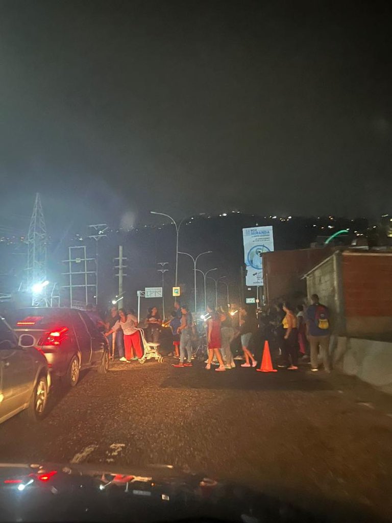 Dalexanderciano's tweet photo. Protesta en el kilómetro 0 de la panamericana, indican que la protesta es porq los quieren sacar de su lugar de trabajo el cual tienen en la antigua bomba @ElTequeno https://t.co/hGxKgrCXkH