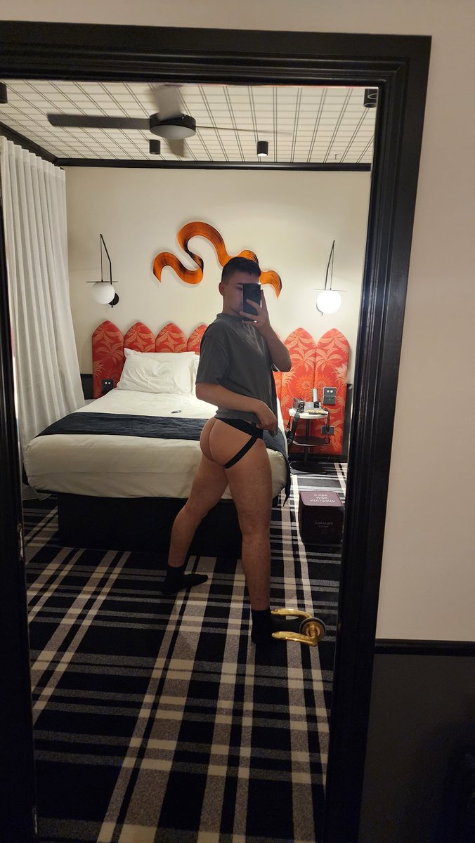 complex_vanity's tweet photo. Big fan of this hotel mirror - Wellington boys, what's good? 😏 https://t.co/7yatlWKxTU
