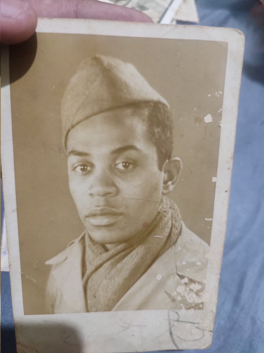 Em 28/04/1945, Mussolini era capturado e morto. Homens e mulheres Antifascistas derrubaram o Fascismo italiano. Um deles está na foto. 

Oswaldo Mendes, radiotelegrafista pela Força Expedicionária Brasileira. 
P/ mim, q fui mais íntimo, meu avô.

Viva o Brasil, morte ao Fascismo!