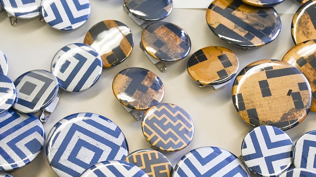kuralab_project's tweet image. p5jsで描いてシルク印刷したパターンは缶バッジになりました〜。
#printandpattern #mfkyoto2023  #makerfaire #p5js #creativecoding