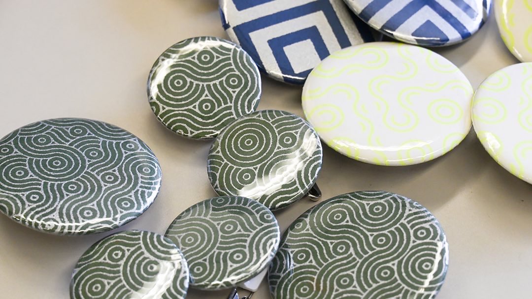 kuralab_project's tweet image. p5jsで描いてシルク印刷したパターンは缶バッジになりました〜。
#printandpattern #mfkyoto2023  #makerfaire #p5js #creativecoding
