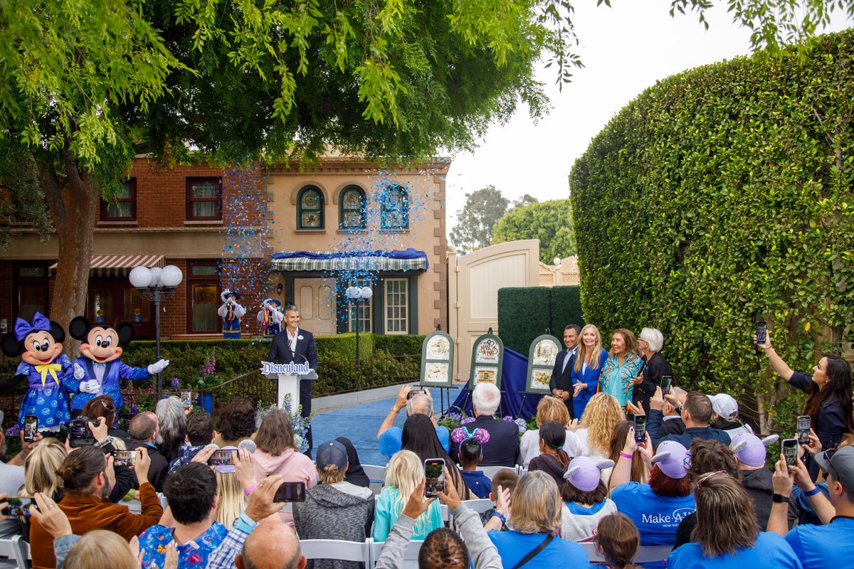 Celebrating #WorldWishDay and 40+ years of granting wishes partnership with @MakeAWish by dedicating three windows on Main Street, U.S.A. at @Disneyland park to Make-A-Wish. 🌟 Learn more about this special dedication on the Disney Parks Blog: di.sn/6010OVonO