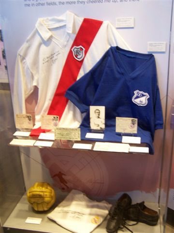 Marcela_Azul's tweet photo. Te voy a dar un consejo … cuando uno no conoce la historia, mejor se queda callado porque queda “mal”… El museo Del Real Madrid es uno de los más visitados del mundo, y no solamente saben qué es Millonarios sino que además está expuesta nuestra camiseta porque fue usada por Alfredo Di Stéfano… el día que tu equipo le gane al mejor del mundo nos cuentas 😉