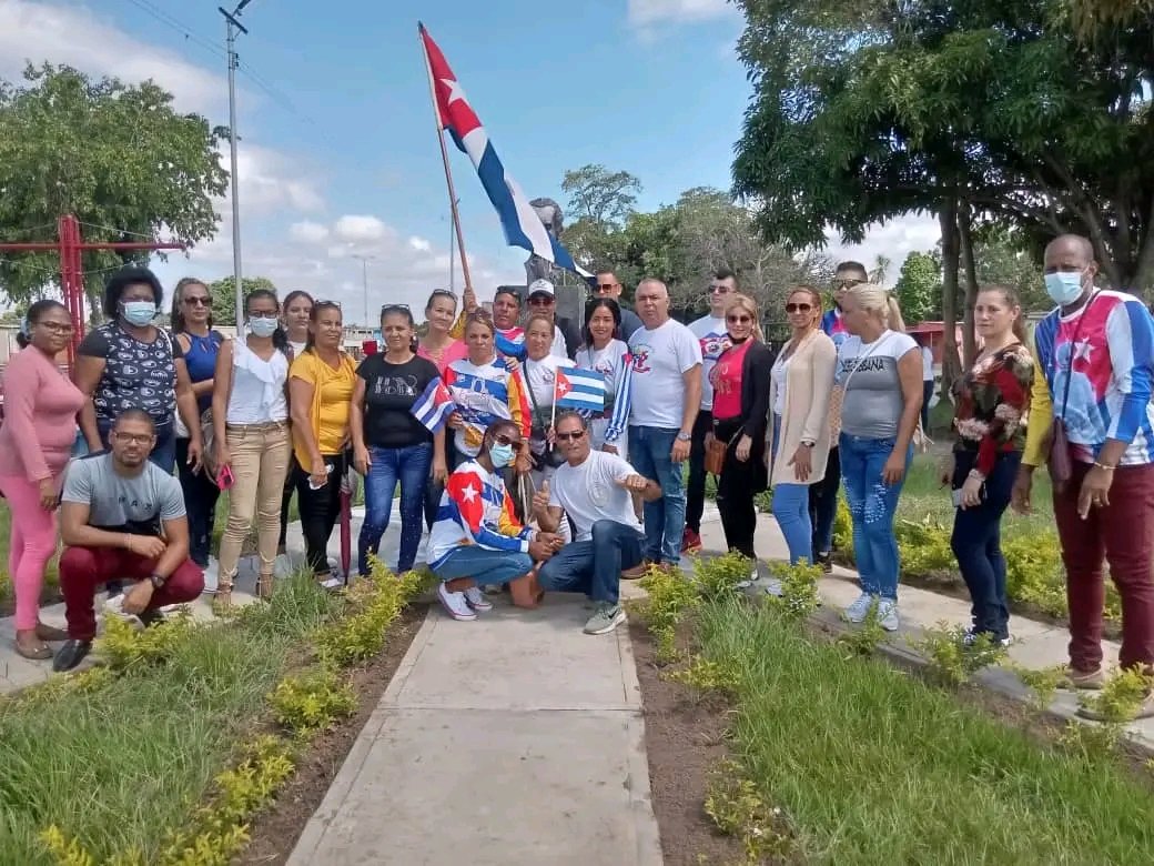 En saludo al 1ro de Mayo,colaboradores destacados del Estado Bolívar visitan la Plaza Martiana.
#ALaPatriaManosYCorazon #CubaPorLaVida #CubaCoopera #CubaCooperaven #JovenesBolivar
<a href="/AdanVillavicen5/">Adan Villavicencio Guzmán</a> <a href="/Cubacooperabol2/">Brigada Médica 🇨🇺 Bolívar🇻🇪</a> <a href="/cubacooperaven/">Brigada Médica Cubana en Venezuela</a> 
<a href="/DiazCanelB/">Miguel Díaz-Canel Bermúdez</a>