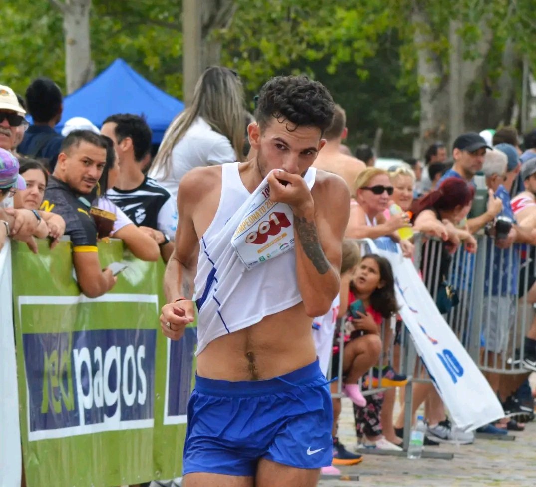 CNdeFatletismo's tweet photo. En el Club que da origen a la palabra "hincha"... nuestros atletas lo son y lo demuestran ❤️

Felíz #DíaDelHincha 

#ElClubGigante 🔵⚪🔴 https://t.co/5LN6dqleNA