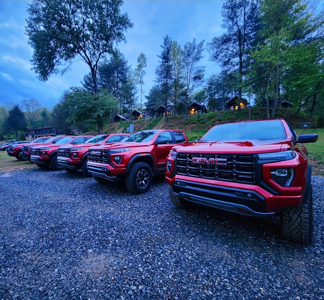 SassyAutoChick's tweet photo. The lineup. @GMC #gmc #ashevillerivercabins #GMCCanyon #sassyautochick #offroadadventure https://t.co/xEwf4jHphb