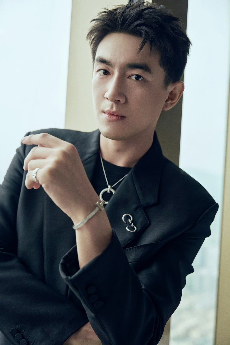 #LinGengXin para o evento da marca Tiffany & Co. em Nanjing.
Mais fotos: weibo.com/6247093280/489…
#林更新 #TheLegendOfShenLi #MasterOfMyOwn #ToLove #MyBargainQueen #WorryFreePub3 #PrincessAgents #ChineseHeroZhaoZiLong #LegendOfDance #DramaGoGoGo #cdrama #dorama