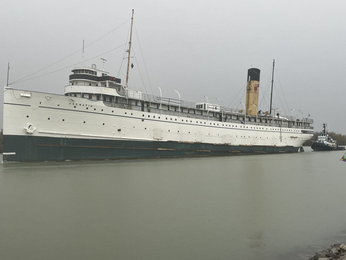 KylaLyle1's tweet photo. Built in 1907 in Govan, Scotland KEEWATIN is the world’s last Edwardian (TITANIC-era) passenger steamship.  This beautiful ship went through lock 1 tonight.  
Many spectators tonight including some @PortWellerPS pirates. https://t.co/nbkJY2nv2T