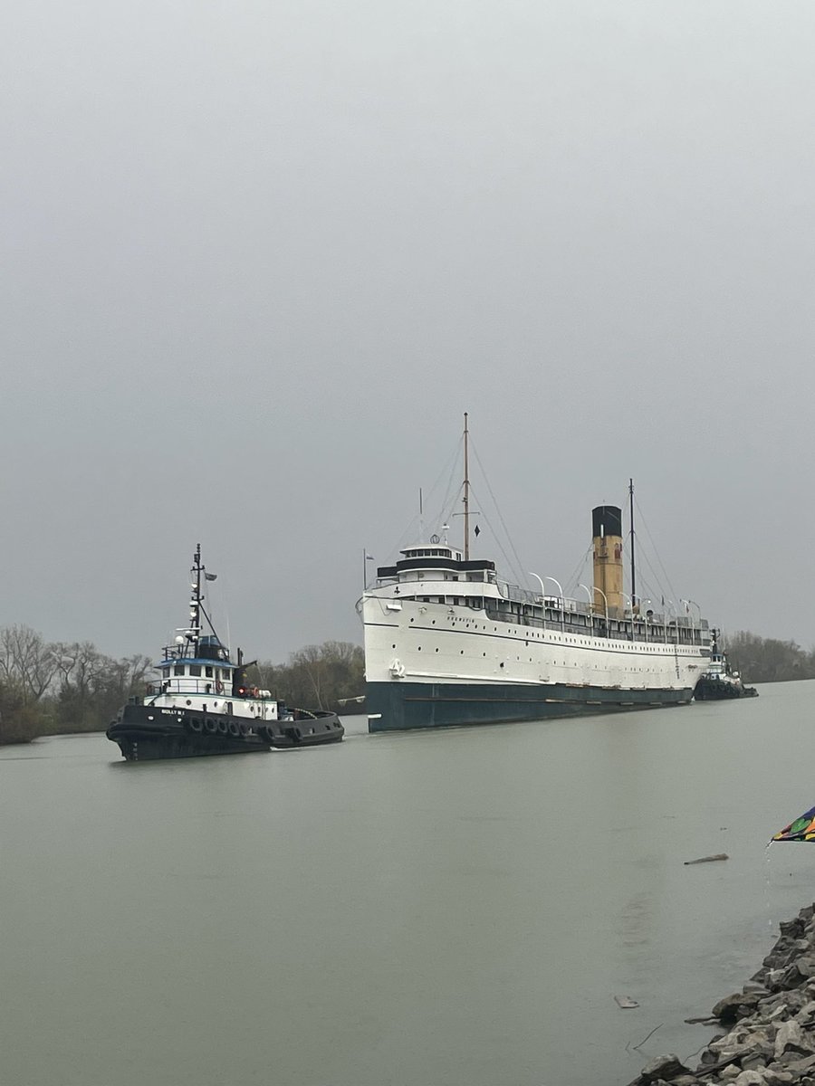 KylaLyle1's tweet photo. Built in 1907 in Govan, Scotland KEEWATIN is the world’s last Edwardian (TITANIC-era) passenger steamship.  This beautiful ship went through lock 1 tonight.  
Many spectators tonight including some @PortWellerPS pirates. https://t.co/nbkJY2nv2T