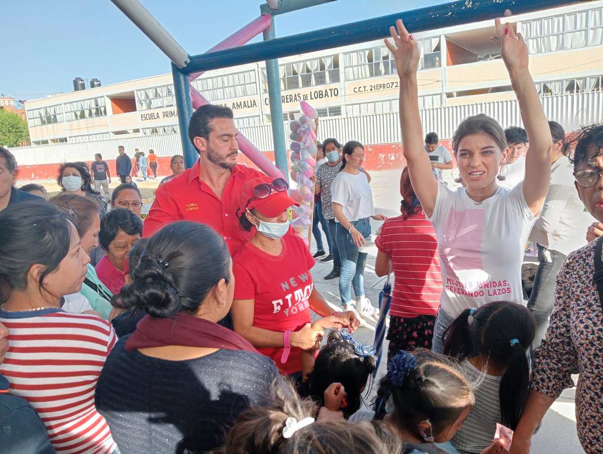 MujeresUnidasGL's tweet photo. #GenerandoLazos
Que emoción es ver la alegría de las y los peques al recibir un obsequio.
Gracias a nuestras amigas y amigos del Infonavit de Agua Santa por la invitación.
¡Sigamos Generando Lazos! https://t.co/HKxoDSCM1T