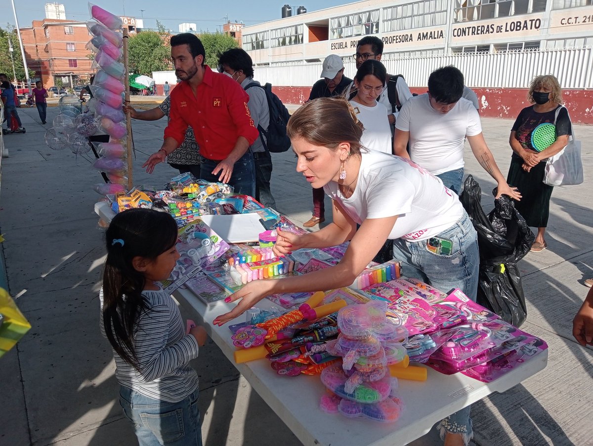 MujeresUnidasGL's tweet photo. #GenerandoLazos
Que emoción es ver la alegría de las y los peques al recibir un obsequio.
Gracias a nuestras amigas y amigos del Infonavit de Agua Santa por la invitación.
¡Sigamos Generando Lazos! https://t.co/HKxoDSCM1T