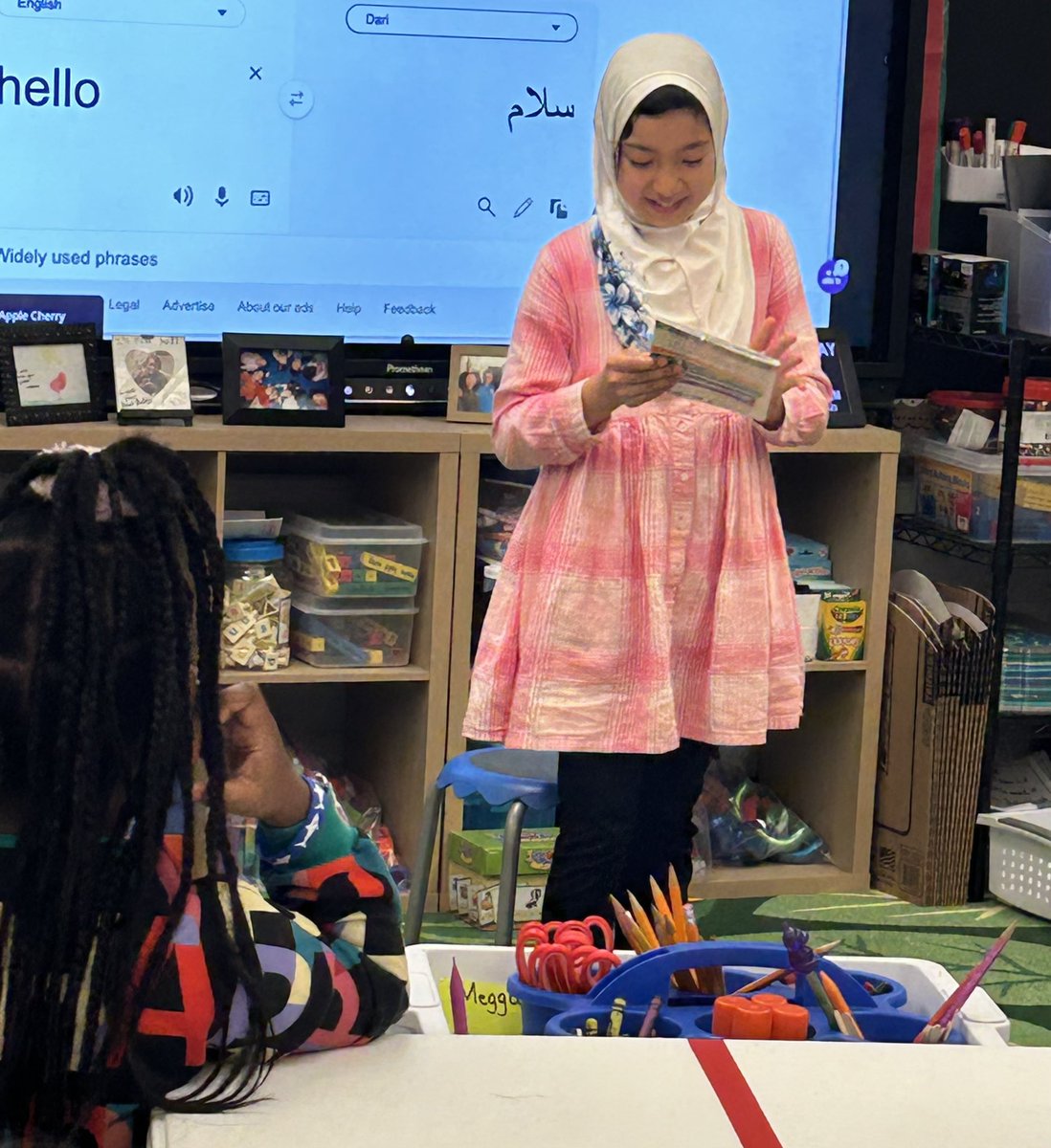 Liz_A_Hester's tweet image. Students in Mrs. Slade’s class had a special guest reader this week! One of her former students came back from 3rd grade to read a book and model her fluent reading! #relationships #WeAreHCS @CJSmithSharks @SladeLuvs2tch @HCS_TitleI