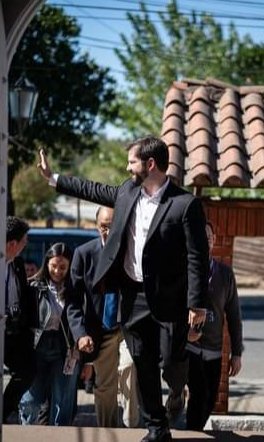 CapuchaCreativa's tweet photo. Llevas poco + de un año de mandato gobernando con problemas q heredaste de un Estado q no ha sido capaz de responder a las sentidas demandas de la gente. Pero le pones tanta garra y esfuerzo q has logrado avanzar y darnos esperanza #Seguimos Presidente Gabriel Boric @GabrielBoric https://t.co/9MpFhEbgox