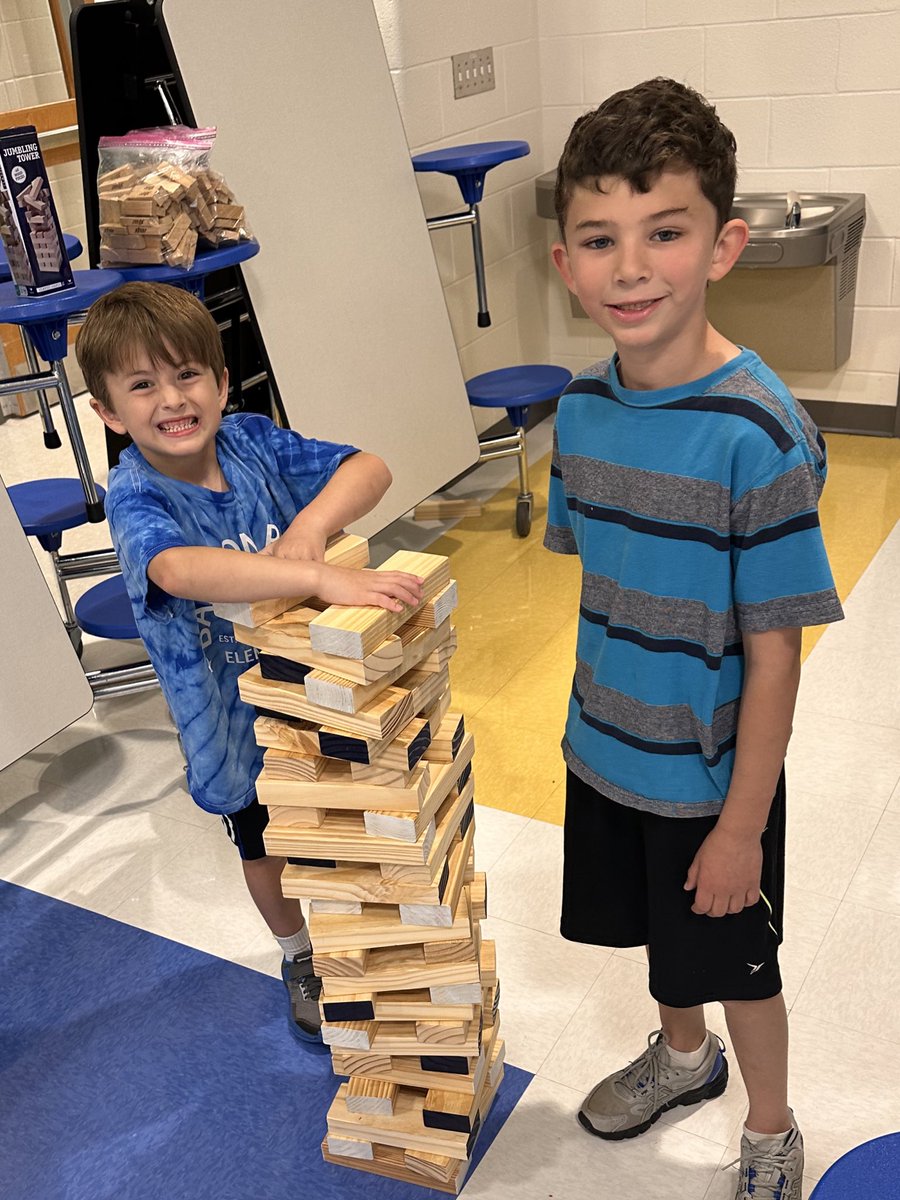 Thank you <a href="/khlivengood/">Kathy Livengood</a> and <a href="/BartonPondPTA/">Barton Pond PTA</a> for an awesome first ever Blue &amp; Green Day! 💙🐸💙