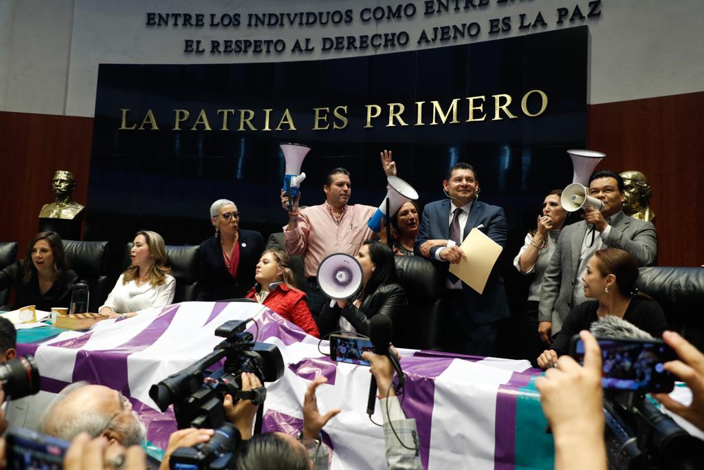 CanalCongreso's tweet photo. 📷 ¡Así inició la sesión ordinaria del Senado! En estos momentos hay un receso para trasladar los trabajos a un espacio alterno, al no existir las condiciones en el salón de sesiones 👉🏻 https://t.co/iPLQX04GEt https://t.co/qervdsr1yu