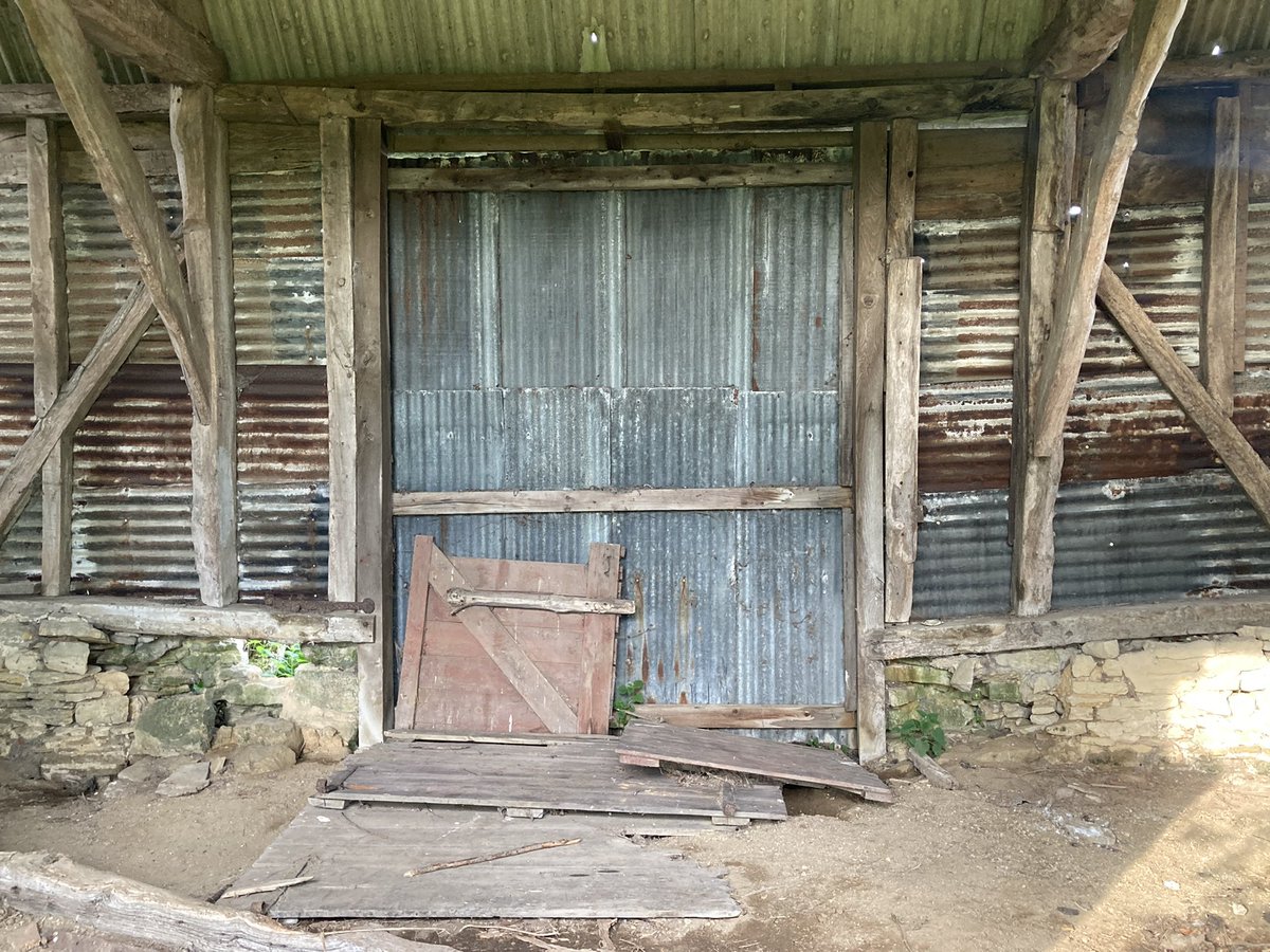 henryspil's tweet photo. This ramshackle barn in rural West Oxfordshire hides an ancient secret - an oak beam with carved initials ‘TB’ and dated 1668 https://t.co/jNFIt3pEyC