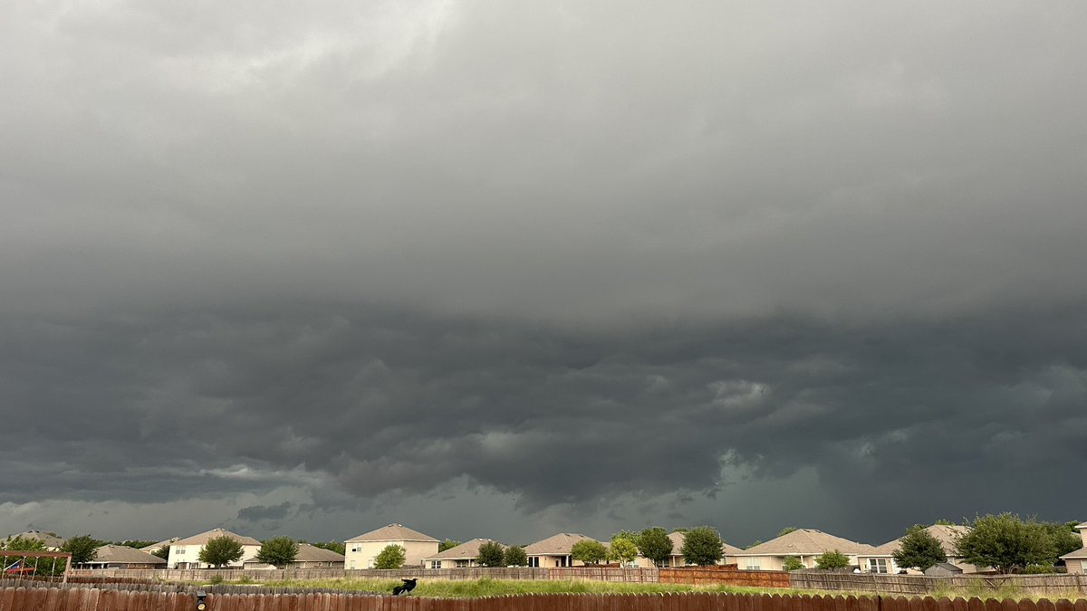 vycnan's tweet photo. @ksatweather  storm announcement by clouds.  #loveclouds https://t.co/rVZ395pny9